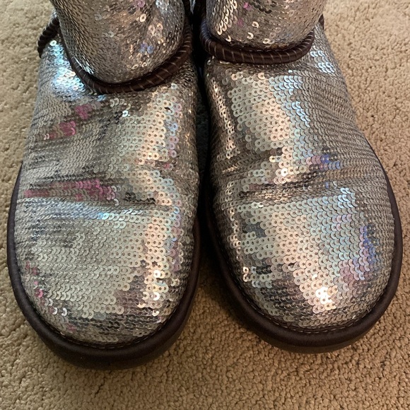 UGG CLASSIC SHORT SILVER SEQUIN BOOTS SIZE 7 - Picture 2 of 15